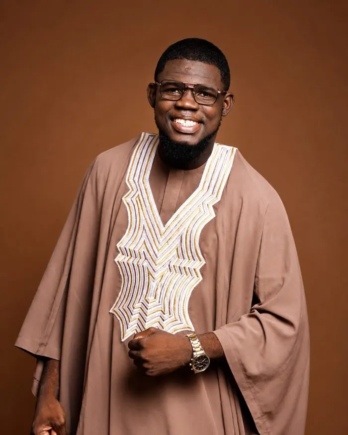 Paul Pogbus (Paul Koné), formateur e-commerce à Bamako, souriant en boubou brodé